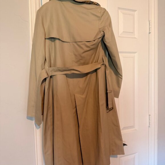 Burberry | Classic Tan 100% Cotton Long Single Breasted Trench Plaid Interior - Picture 7 of 12